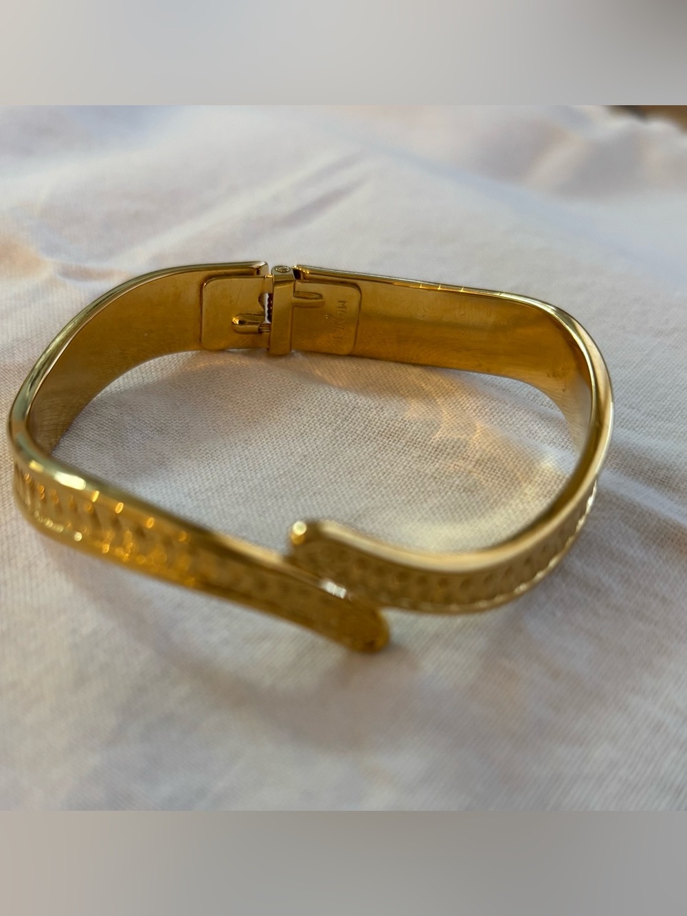 Vintage Monet Gold-Tone Hinged Bangle Bracelet Like New! Sz S-M